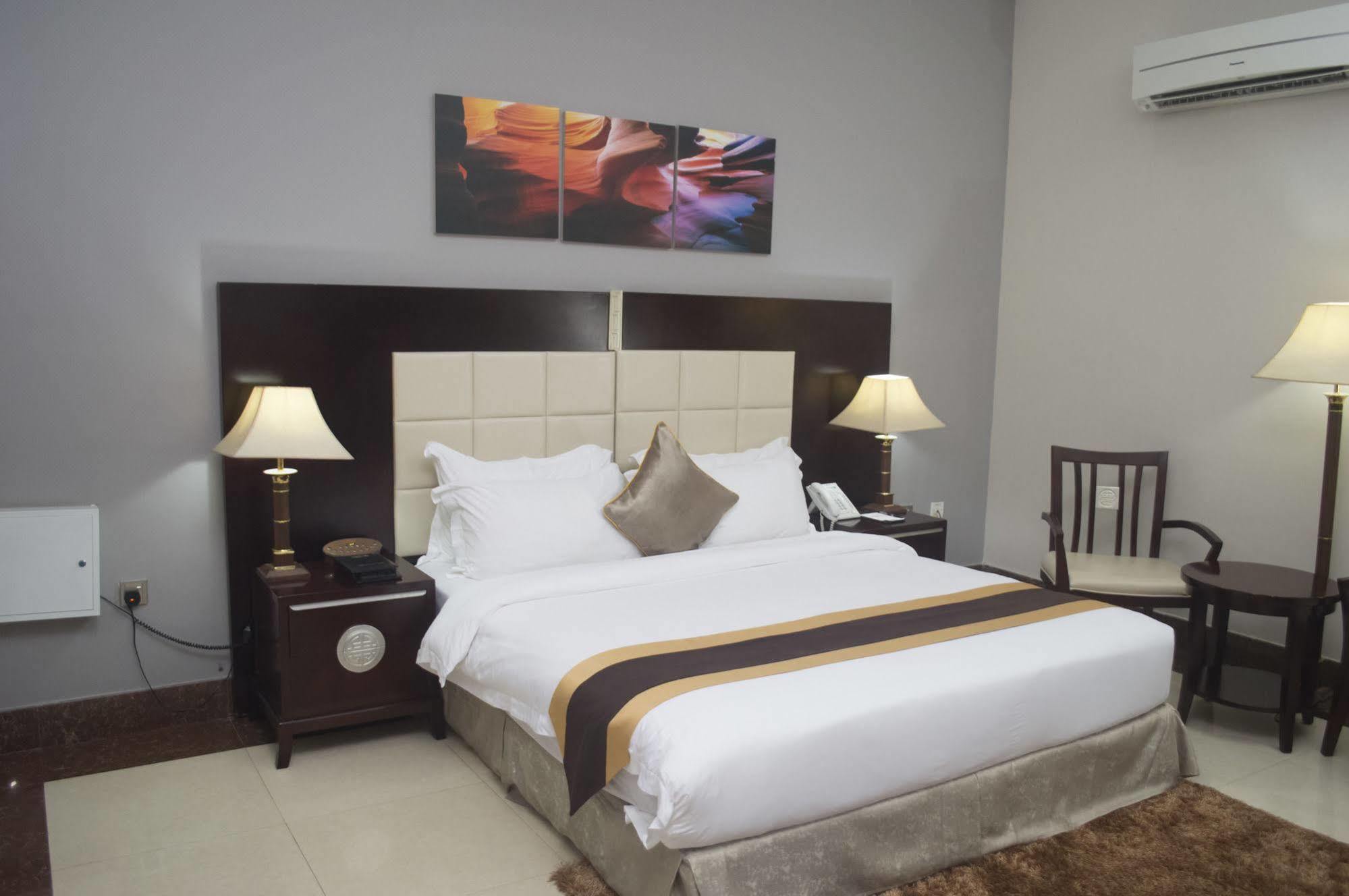 איקג'ה Grandbee Suites מראה חיצוני תמונה